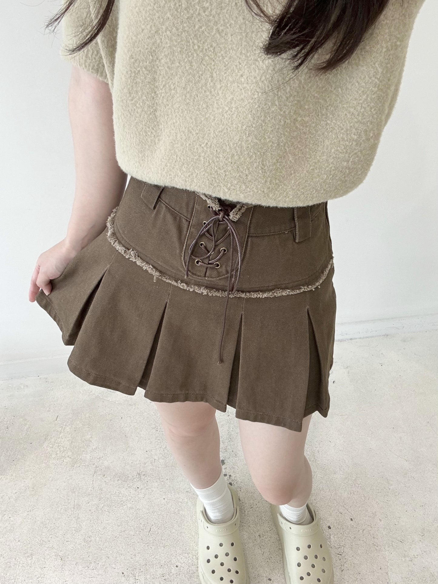 Lace-up pleated skirt