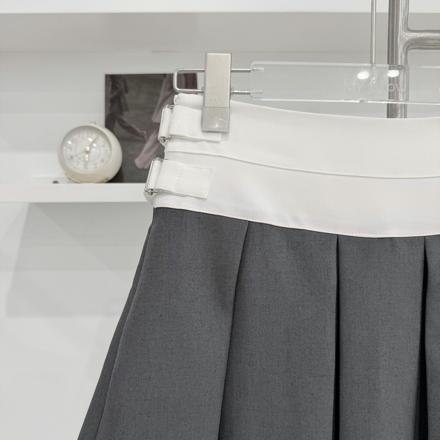 high-waisted pleated short skirt