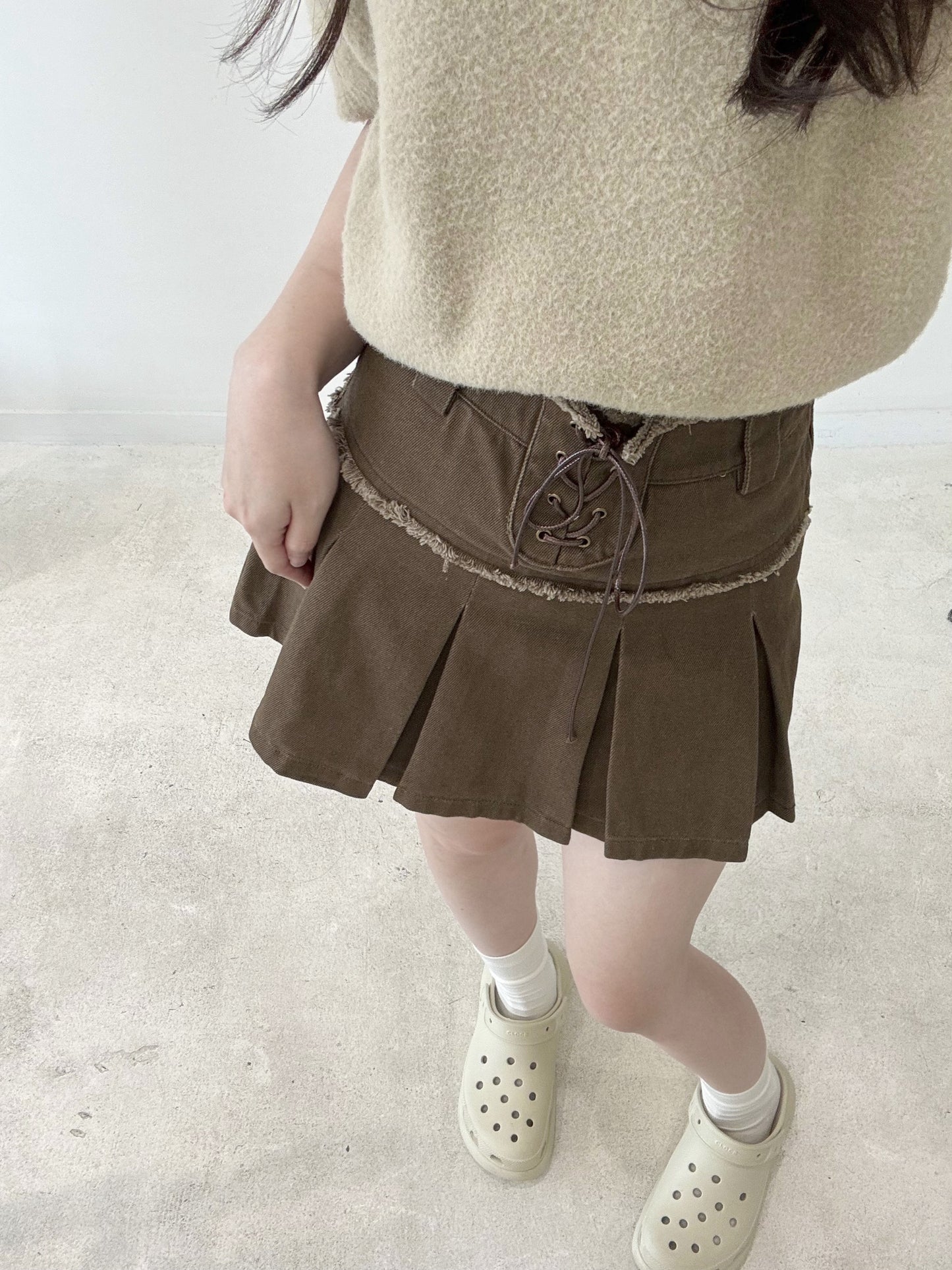 Lace-up pleated skirt