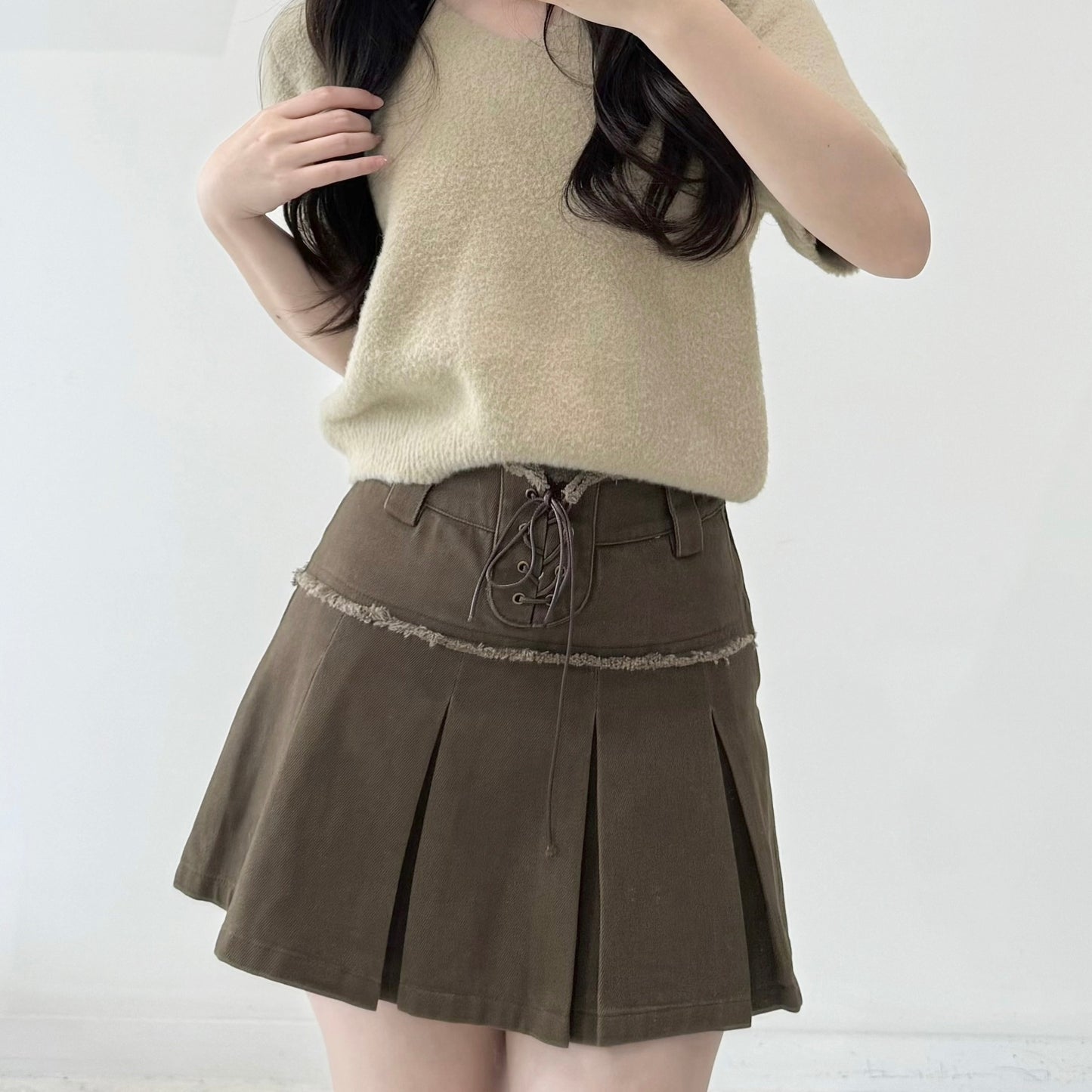 Lace-up pleated skirt