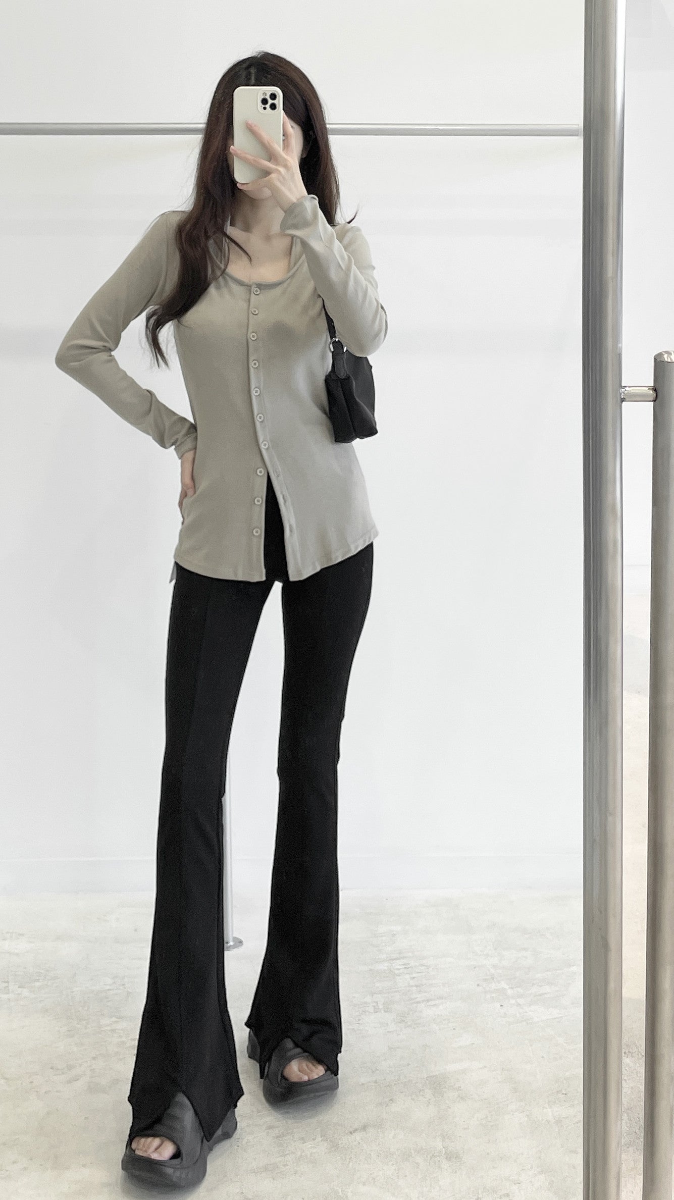 Elastic high-waisted slit trousers